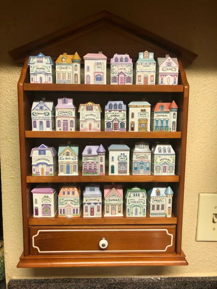 La villa de las especias de Lenox. Mi abuela me compró esto hace 30 años y ha estado en el cobertizo de mis padres hasta ahora...