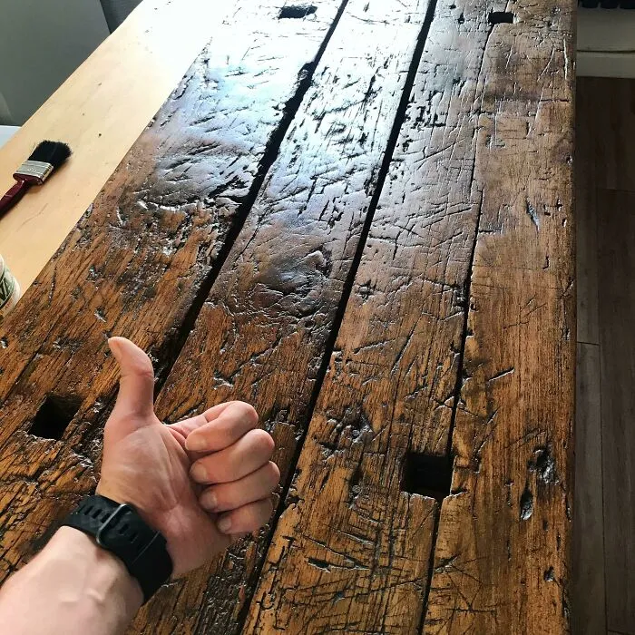 Sólo presumiendo mi escritorio. Es un hermoso trozo de roble húngaro, anteriormente una mesa de granja. Se usa a diario y por eso le doy una capa de cera para mantenerla