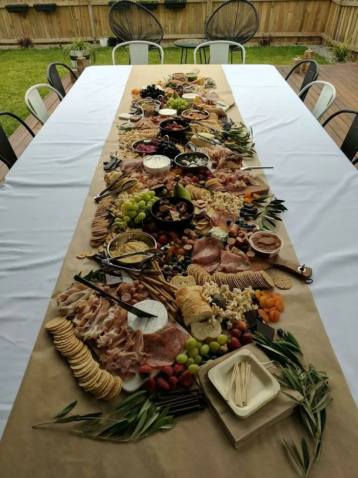 Platos caseros de queso, carne, fruta y frutos secos para el 30º cumpleaños de mi mujer