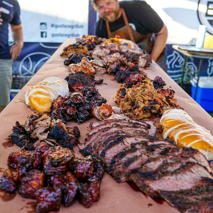 Un smorgasbord de carne ahumada hecho en casa