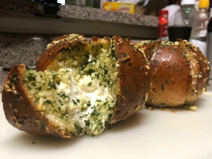 Pan de ajo casero con crema de queso coreano