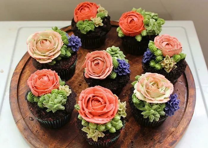 Cupcakes suculentos de crema de mantequilla casera