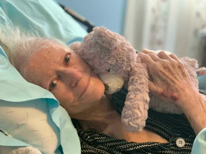 La semana pasada mi abuela cumplió 94. Tiene demencia y está postrada, pero igual sigue de buen humor. Adora este oso de peluche que le regaló mi prima. Así que cuando mi mamá y yo le damos de comer, ella comienza a juguetear, y se aferra a él. La amo tanto.  