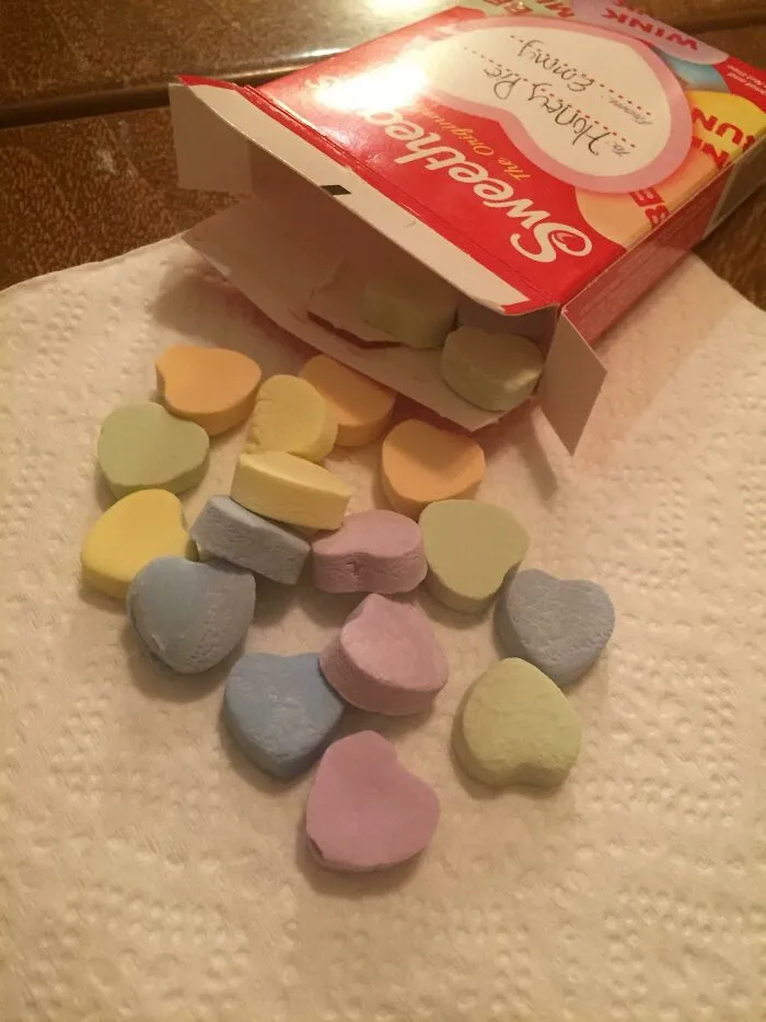Mi novia me regaló corazones con palabras para el día de San Valentín. ¡No tienen palabras!