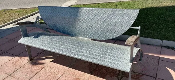 Esta banca. Donde vivo hace mucho calor y es imposible sentarse en este parque