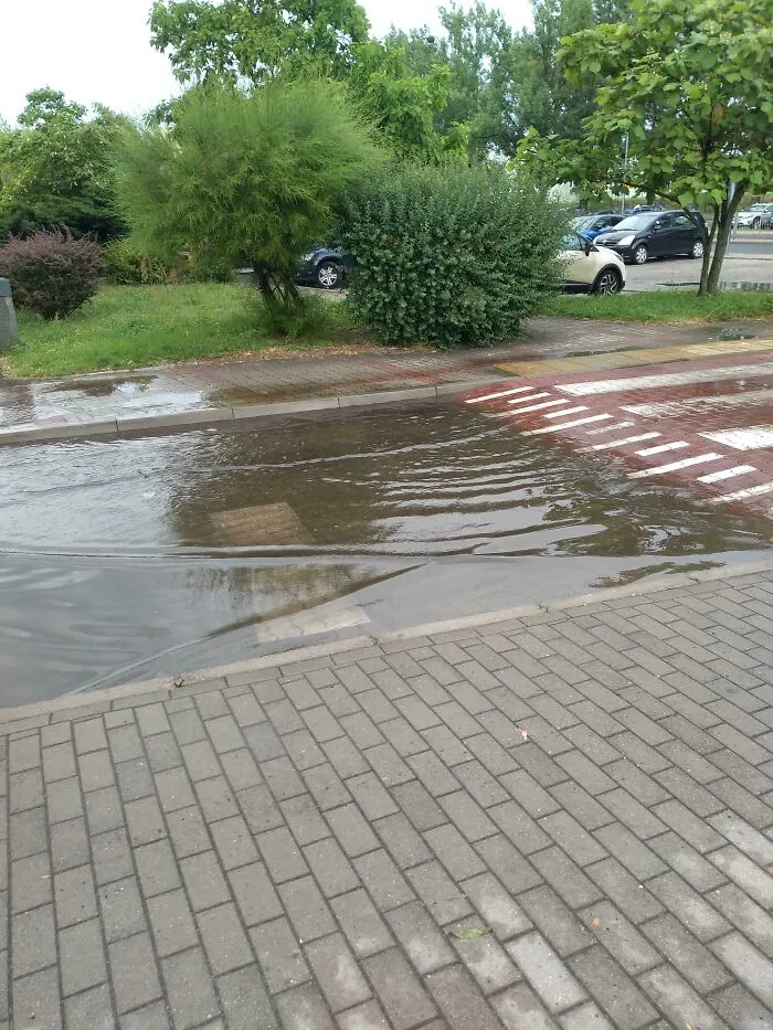 ¿Un tope de velocidad en una cuesta sin drenaje?