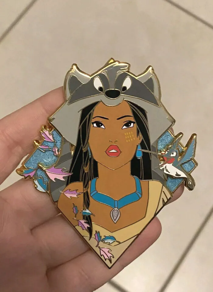 O le está chupando la cabeza, o es una gorra de mapache... No estoy seguro de qué me molesta más