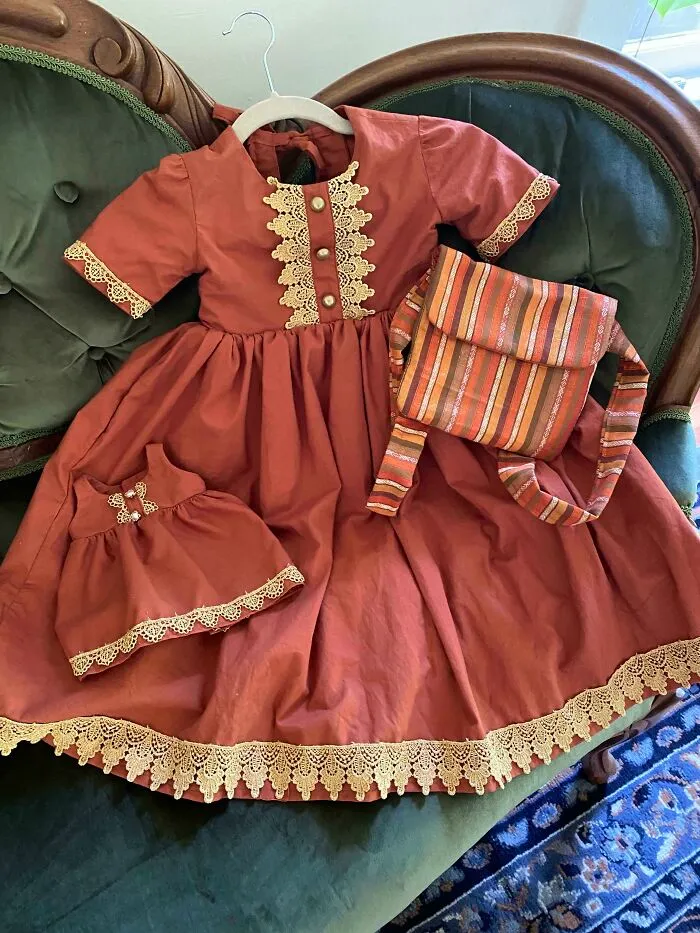 Hice un vestido aventurero para mi sobrina. Puede lavarse a máquina, el tul no es áspero, y posee bolsillos y un bolso para una capacidad de almacenamiento máxima. Y, por supuesto, también hice un vestido a juego para una compañera (patrón m7458)
