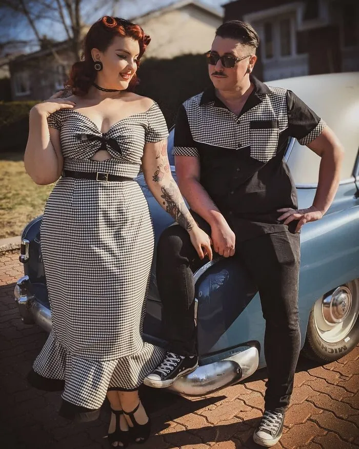 Vestido y camisa a juego, con un estilo de los años 50