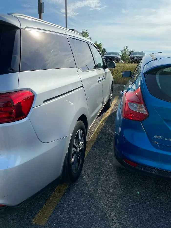 8 meses de embarazo y salí del banco para encontrarme con esto... (el coche azul es el mío)