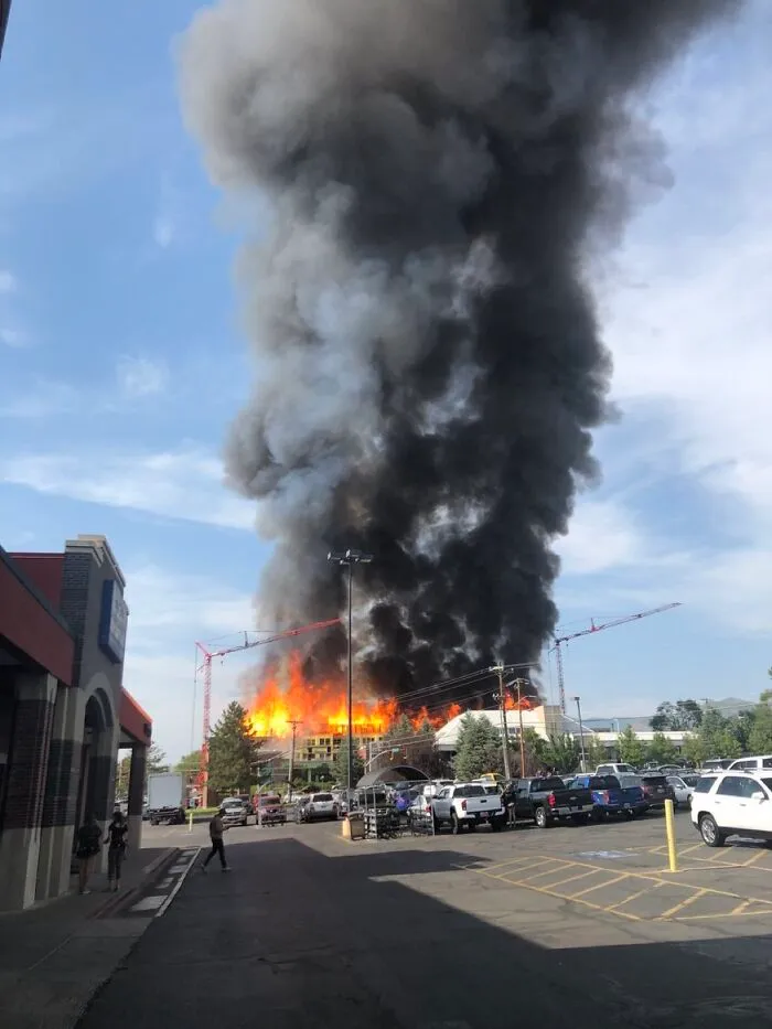 Tres alarmas de incendio en Salt Lake City. Se incendiaron los nuevos apartamentos en construcción, además de destruirse doce negocios, incluido un concesionario Porsche. Acudieron 65 bomberos. Nadie salió herido o murió. Hoy por la noche todavía tiraban agua sobre los puntos focales