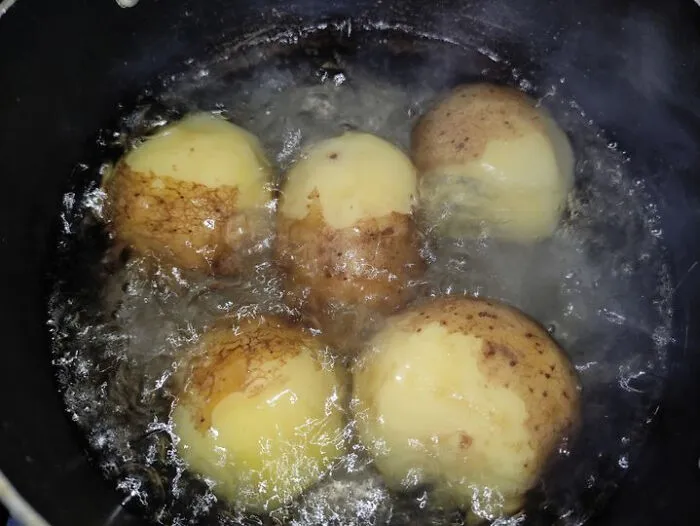 Estaba tan ocupado en la cocina que no sabía qué hacer primero, mi hermano menor me preguntó qué podía hacer para ayudar. Le dije que agarrara esa bolsa de papas, pelara la mitad y las hirviera
