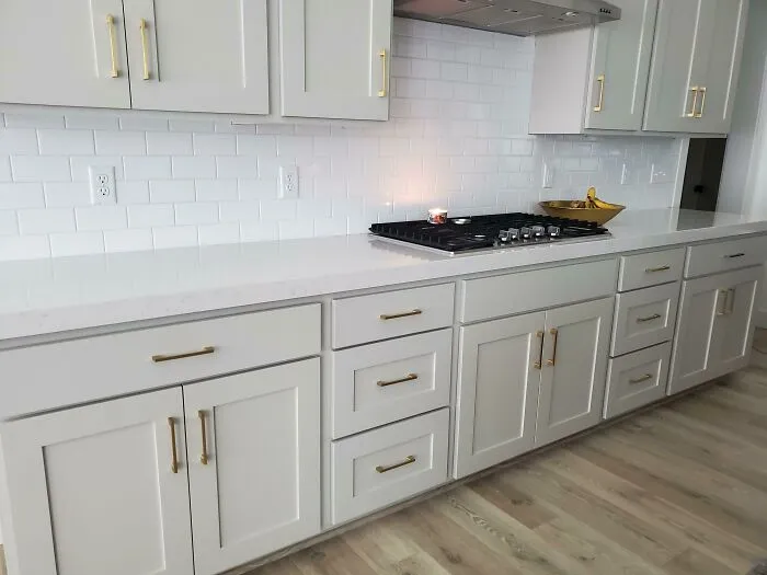 Recibí presupuestos de los colocadores de azulejos para hacer este trozo de pared por 2000$ . Terminé haciéndolo yo mismo por menos de 200$