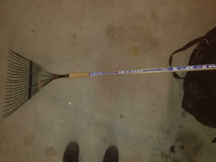He combinado un palo de hockey roto y un rastrillo en un rastrillo mucho más fuerte. ¿Esto es una victoria?