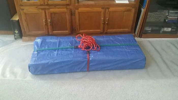 El juego de herramientas que le regalé a mi padre para el Día del Padre era pesado e incómodo de envolver de la forma tradicional, así que compré una pequeña lona y un paquete de cuerdas elásticas de colores para que sirvieran de papel de regalo y de cinta. ¡Práctico y sólo me costó 10 dólares!