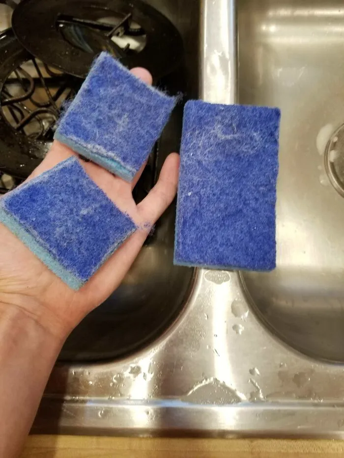 Cada vez que consigo una esponja para lavar platos que ha pasado su vida útil, siempre la corto por la mitad y luego retiro esas esponjas para la limpieza del hogar alrededor del baño y otras áreas sucias. Al cortarlas por la mitad me aseguro de que no se vuelvan a utilizar para lavar la vajilla