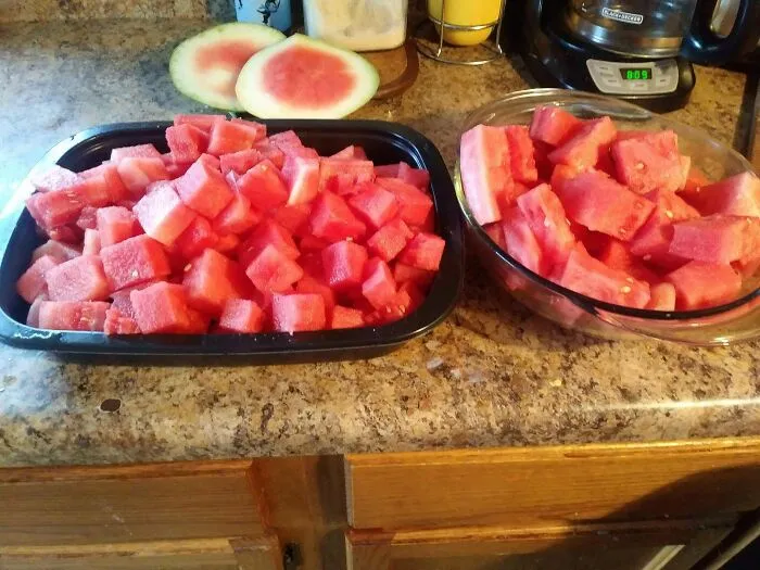 Puede ser una obviedad, pero nunca compres fruta preenvasada. Esta era una sandía de 2 dólares que habría costado 20 dólares pre-cortada