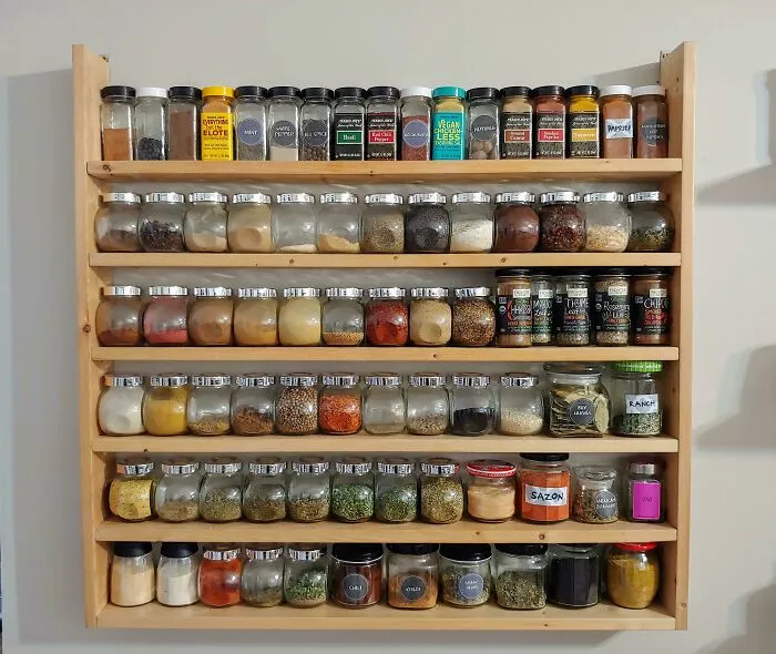 No pagar por un estante de especias caro. En lugar de eso, mi novio hizo esto con listones de cama viejos. Frascos de mostaza, mermeladas, etc. Para guardar mezclas de condimentos caseros