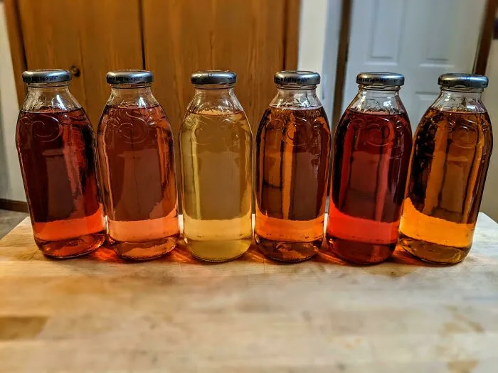 En un esfuerzo por hacer que mi obsesión por el té helado sea menos costosa y también tratando de ser menos derrochadora, tomé las etiquetas de un paquete de botellas de Snapple y las he estado usando para hacer mi propio té helado por un tiempo. En serio, ha reducido el coste de mi bebida en un 90%