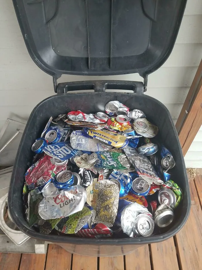 Básicamente me pagan por hacer ejercicio, mientras ayudo a limpiar el vecindario. Recogiendo latas mientras hago mis pasos. ¡Ahorrando a saco!