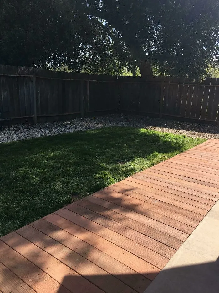 Hace un par de años arranqué un suelo de madera para mi tío abuelo (ya fallecido). Mi abuelo y yo guardamos las piezas para cuando yo pudiera tener mi propio patio trasero. ¡Acabamos de construirlo hoy! ¡Madera gratis y 5 horas de trabajo!