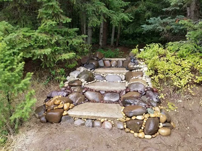 Una escalera hecha con rocas y losas de cemento reutilizadas
