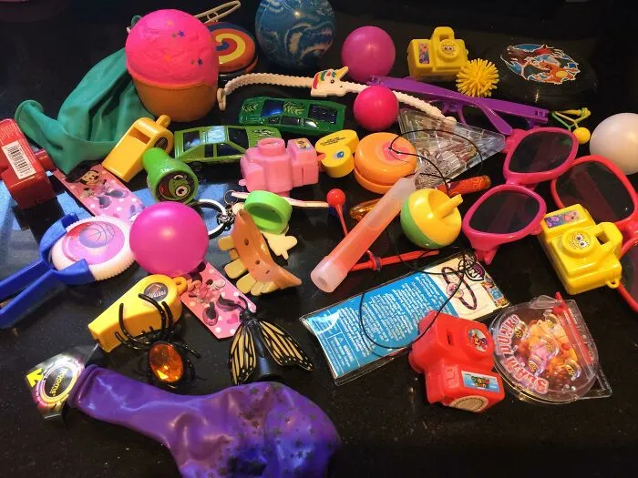 Solía tirar todas las cosas que mi hijo recibía de las bolsas de regalos en otras fiestas de cumpleaños. Ahora las reciclo y las pongo en una piñata en su cumpleaños
