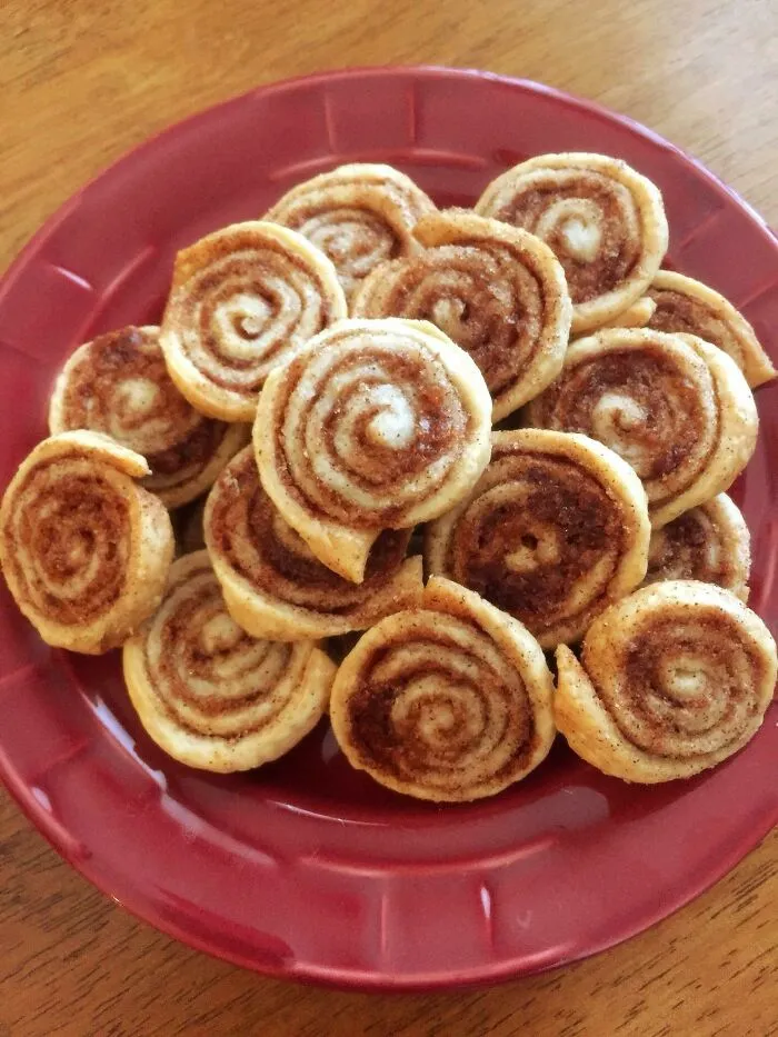 Hice unas galletas de azúcar y canela con las sobras de la corteza de la tarta