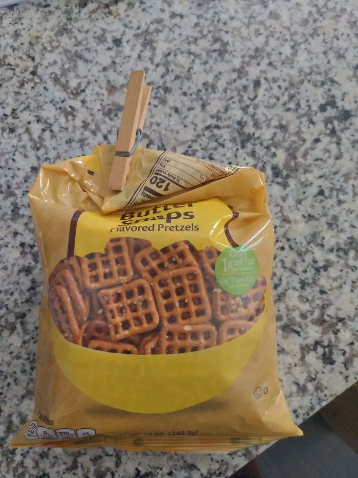 Las pinzas de la ropa cuestan 1 dólar por 100 unidades y son mucho mejores que los clips de plástico