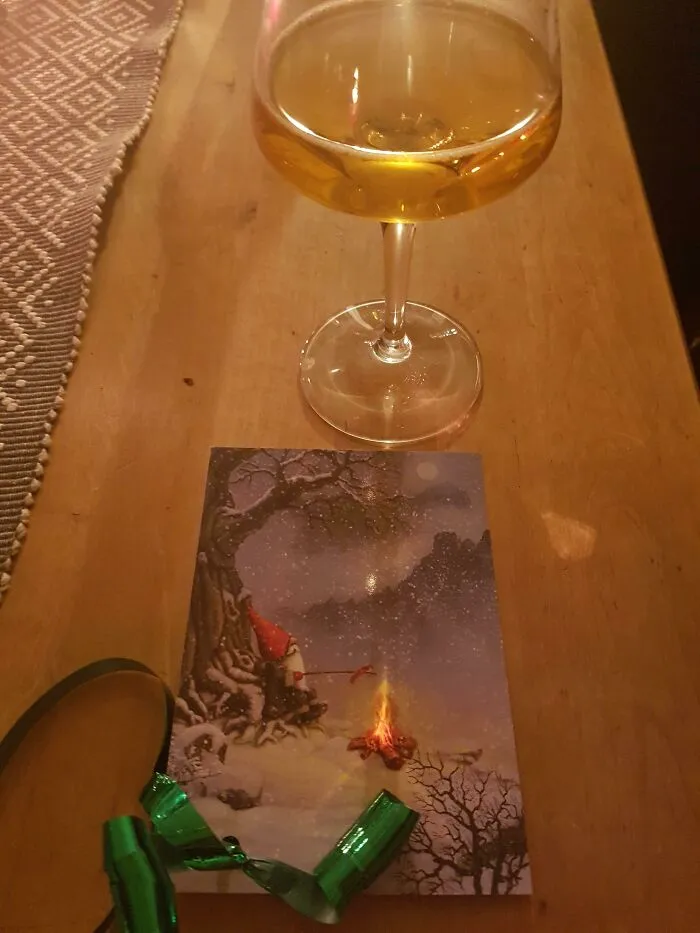 El reflejo de la cerveza hizo que el fuego de mi tarjeta navideña pareciera vivo