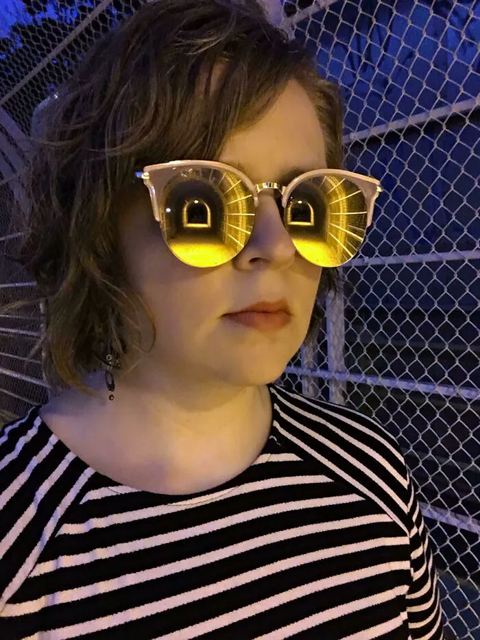 Reflejo del túnel en las gafas de sol de espejo