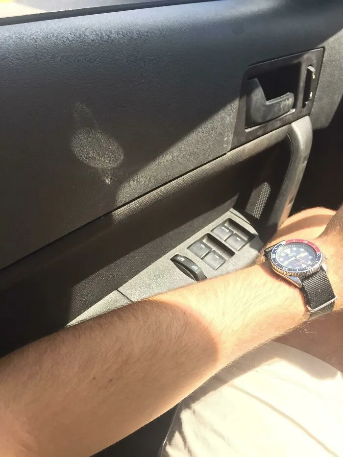 El reflejo del sol en mi reloj parece Saturno