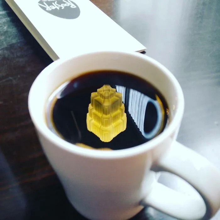 El reflejo de la luz en mi café parece un castillo resplandeciente