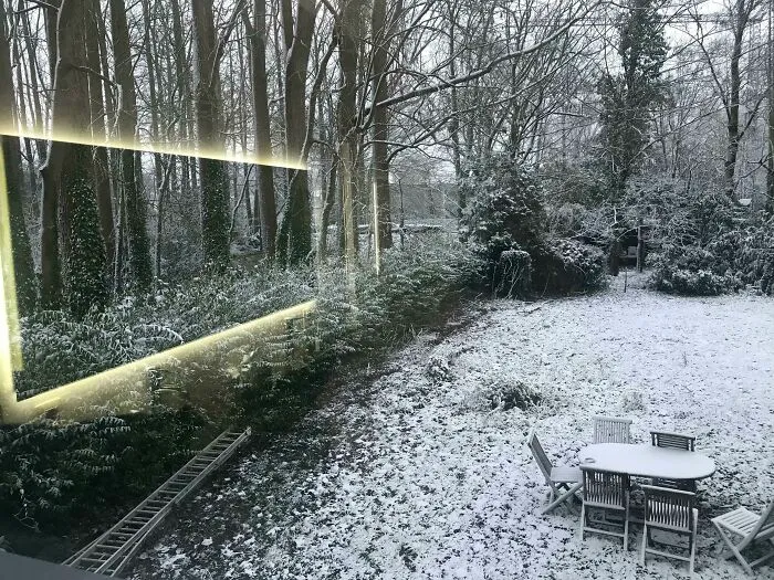 El reflejo del espejo del baño hace que parezca que tenemos un cine al aire libre