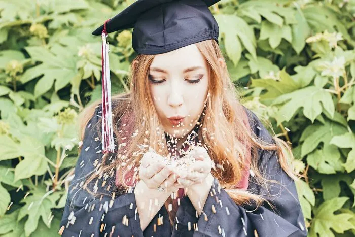 En vez de confetti o purpurina usé semillas para pájaros en mi graduación