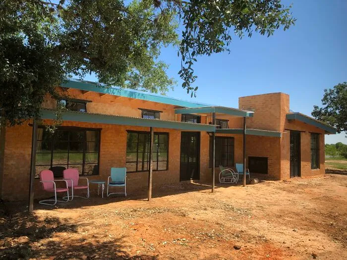 He construido esta casa casi enteramente con tierra y materiales recuperados