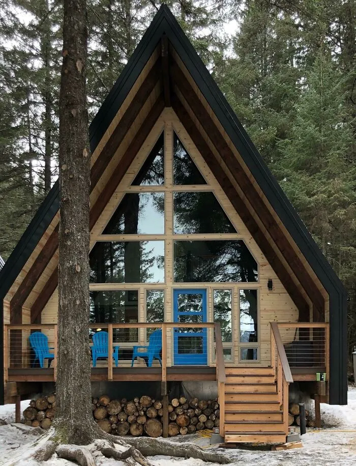 Mi pequeña cabaña en Alaska. Tiene 2 días de antigüedad. La uso para alquileres nocturnos (estoy viviendo en una cabaña seca) y espero que un día pueda llamar a esto mi hogar.