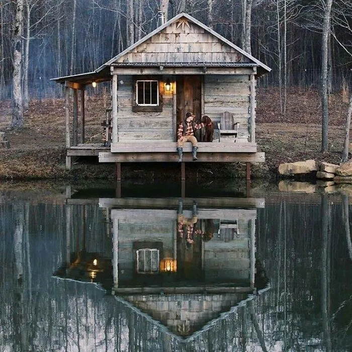 Cabaña, lago y el mejor amigo