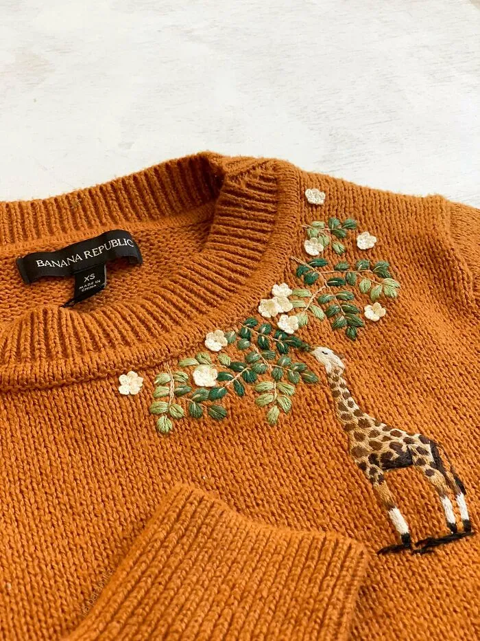Hice algunos diseños a mano en los sweaters de un amigo, y este es mi favorito
