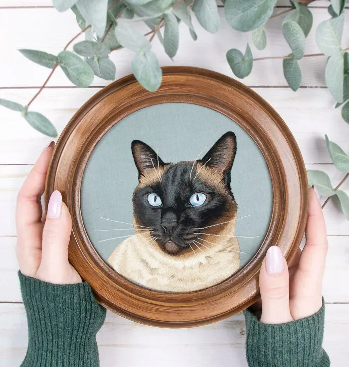 Este año realmente he intentado mejorar mis portarretratos bordados de gatos, ¡y estoy tan contenta de cómo ha resultado este! He estado cerca de abandonarlo algunas veces, y empecé desde cero, pero todo resultó bien al final