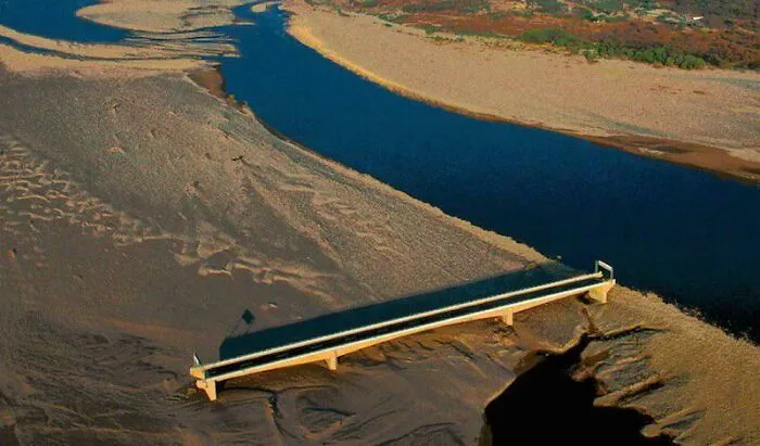 El huracán Mitch dejó inutilizado el puente de Choluteca (Honduras) tras cambiar el curso del río para el que fue construido
