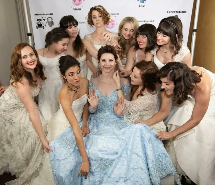 Pensábamos que era muy triste que las mujeres solo pudieran usar su vestido de novia una vez en la vida así que, para nuestra boda no tradicional, les sugerimos a nuestras invitadas que los volvieran a usar