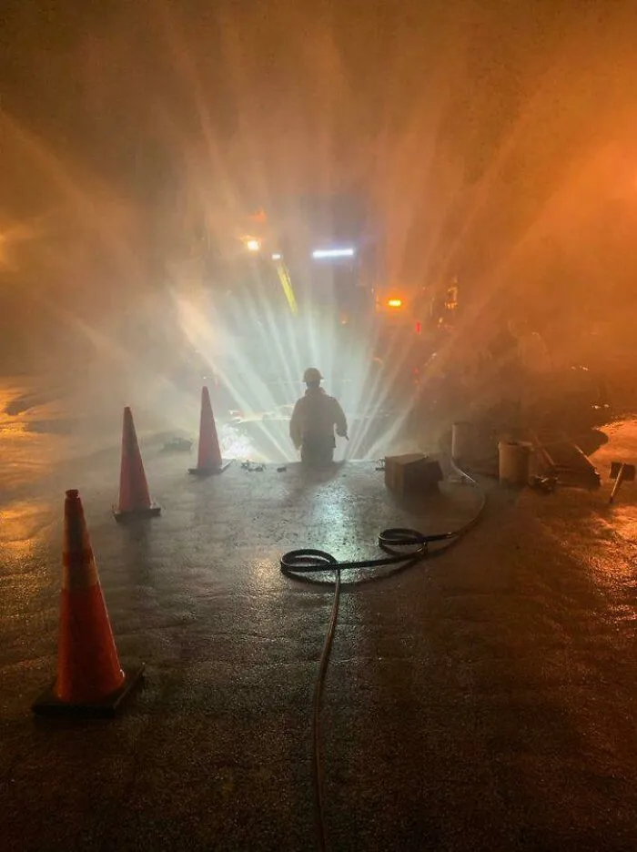Rotura de la red de agua en invierno por la noche