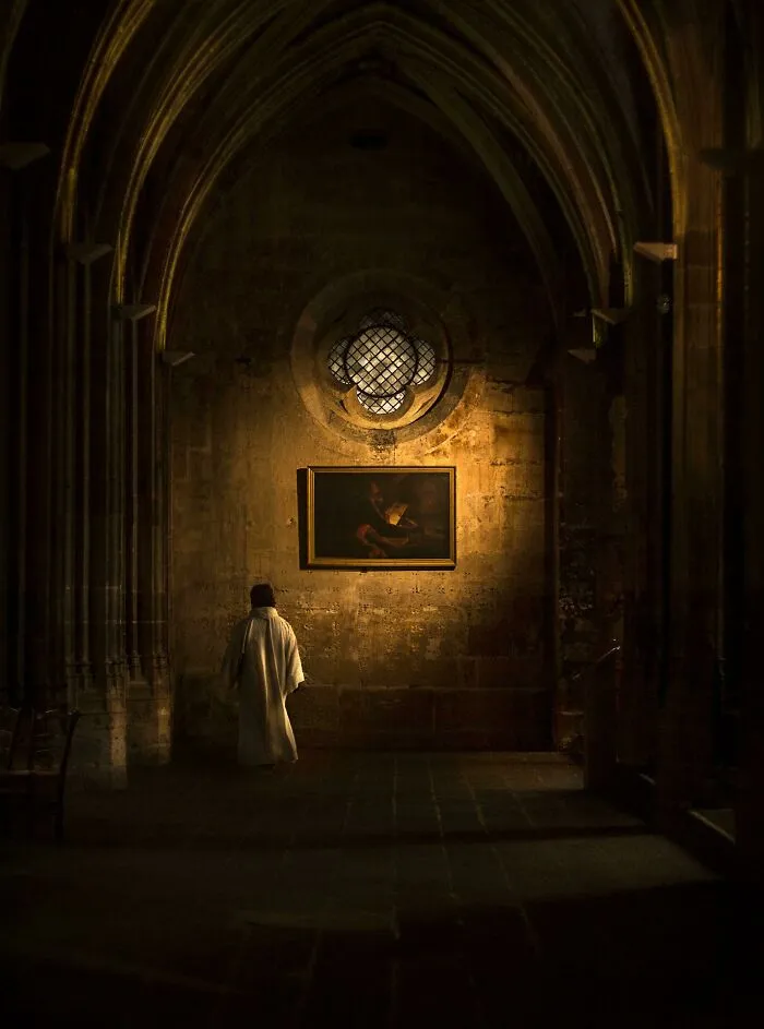 Un sacerdote en una iglesia de París, Francia