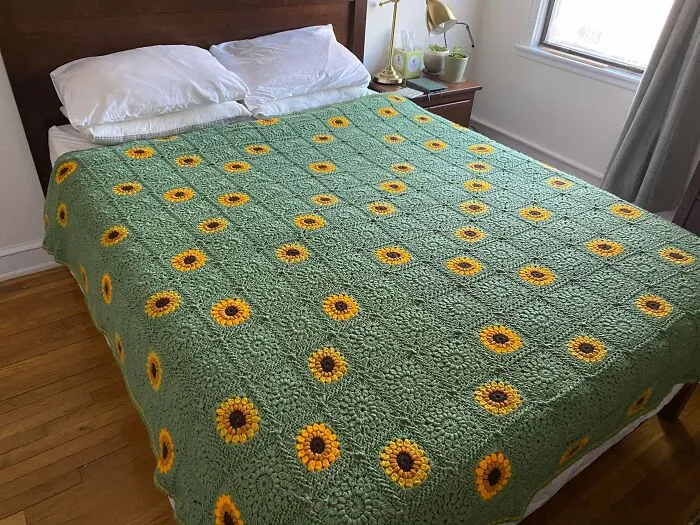 Finalmente terminé mi manta de girasol después de 3 años... Simplemente unos cuadros básicos de girasoles con unión en trenza plana