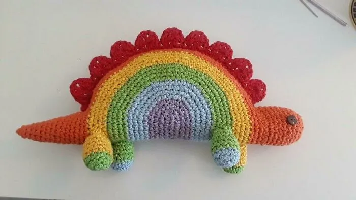 ¡¡¡Estegosaurio Arco Iris!!! Un regalo para un niño que acaba de salir del armario como Lgbtq, y mi amigurumi favorito que he hecho