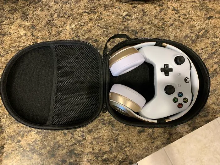 La forma en que mi mando de Xbox One S encaja en mis Beats Solo 2 en esta funda