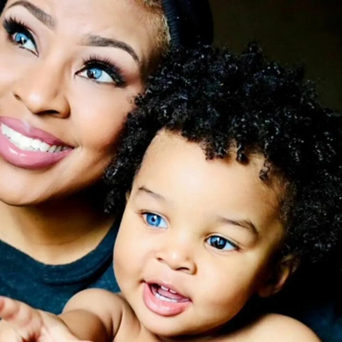 Esta madre y su hija de un año tienen una heterocromía poco común, con ojos mezclados de azul y marrón oscuro