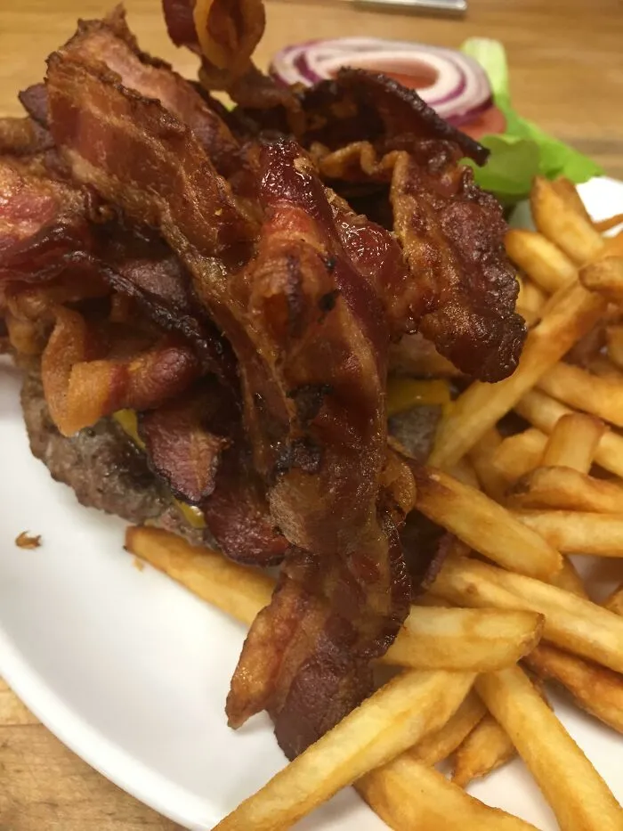 Le pedí al chef una "hamburguesa de queso y tocino" y esto es lo que me dio. Me dijeron que debía publicar aquí
