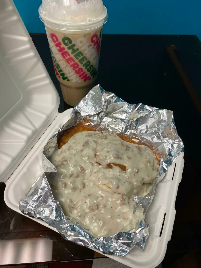 El encantador restaurante familiar de mi ciudad me conoce por mi nombre. Mencioné que me gustaría pedir más salsa de salchicha para mojar mis panes. ¡Me sorprendió tan gratamente cuando llegué al trabajo! * Apoya a los negocios locales *